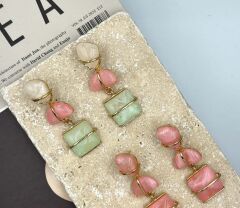 Pirinç Üzeri Altın Kaplama Küpe – Pembe, Yeşil ve Beyaz Taşlı Geometrik Tasarım