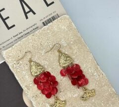 Pirinç Üzeri Altın Kaplama Küpe – Mercan Pembe Balık Figürlü Sallantılı Tasarım