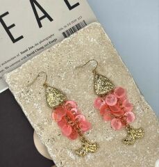 Pirinç Üzeri Altın Kaplama Küpe – Mercan Pembe Balık Figürlü Sallantılı Tasarım