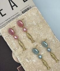 Pirinç Üzeri Altın Kaplama Küpe – İncimsi Pembe ve Mavi Balık Figürlü Sallantılı Tasarım