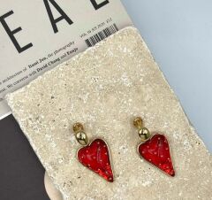 Pirinç Üzeri Altın Kaplama Küpe – Kırmızı Kalp Figürlü Modern Tasarım