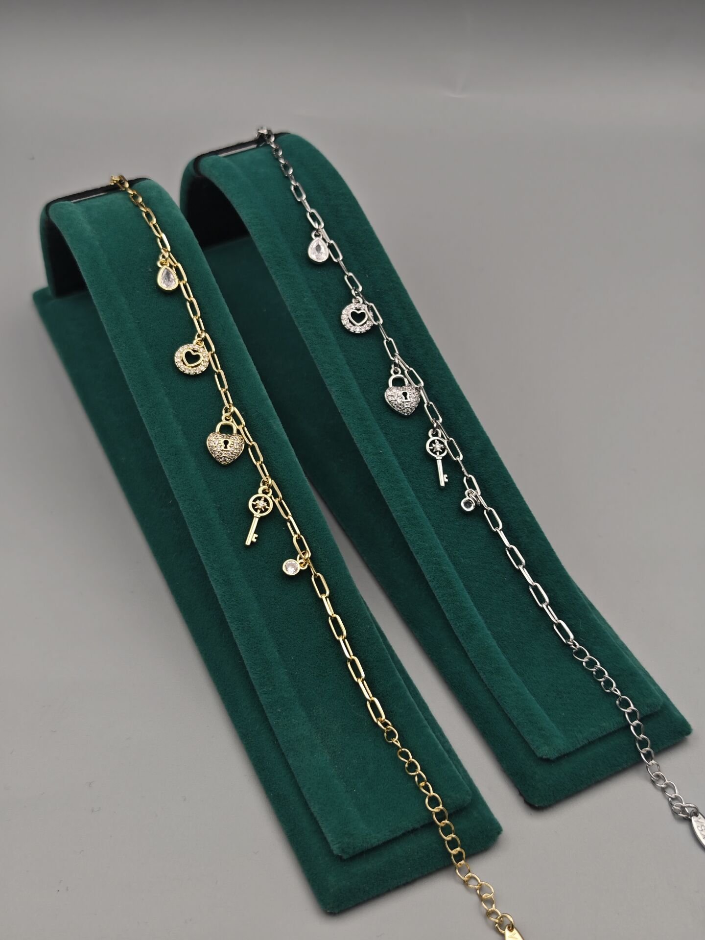 Pirinç Üzeri Altın Kaplama Kalp Kilit ve Anahtar Figürlü Bileklik – Şık ve Anlamlı Tasarım