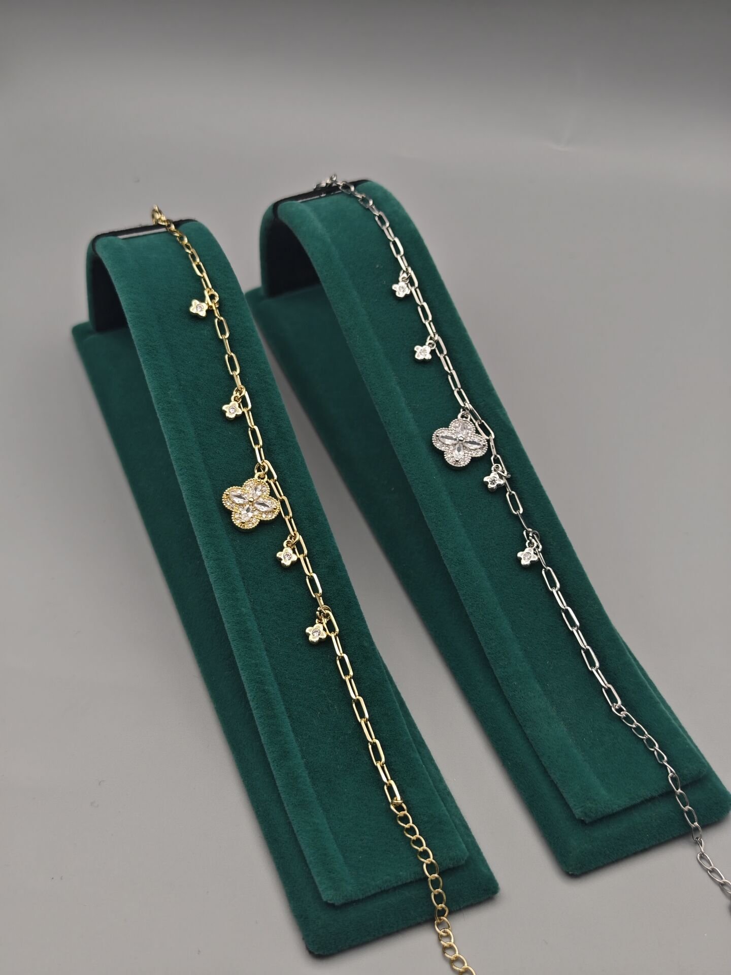 Pirinç Üzeri Altın Kaplama Yonca ve Çiçek Figürlü Bileklik – Şans ve Zarafet