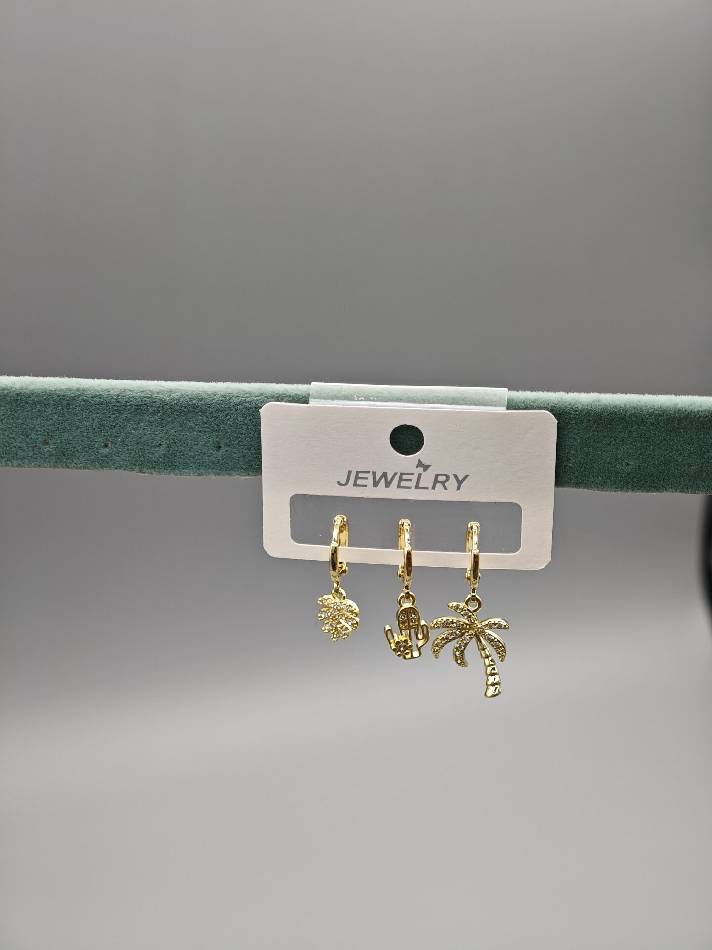 Üçlü Çelik Küpe Seti – Tropikal Desenli Ananas, Hamsa ve Palmiye Tasarımlı Şık Kadın Takı