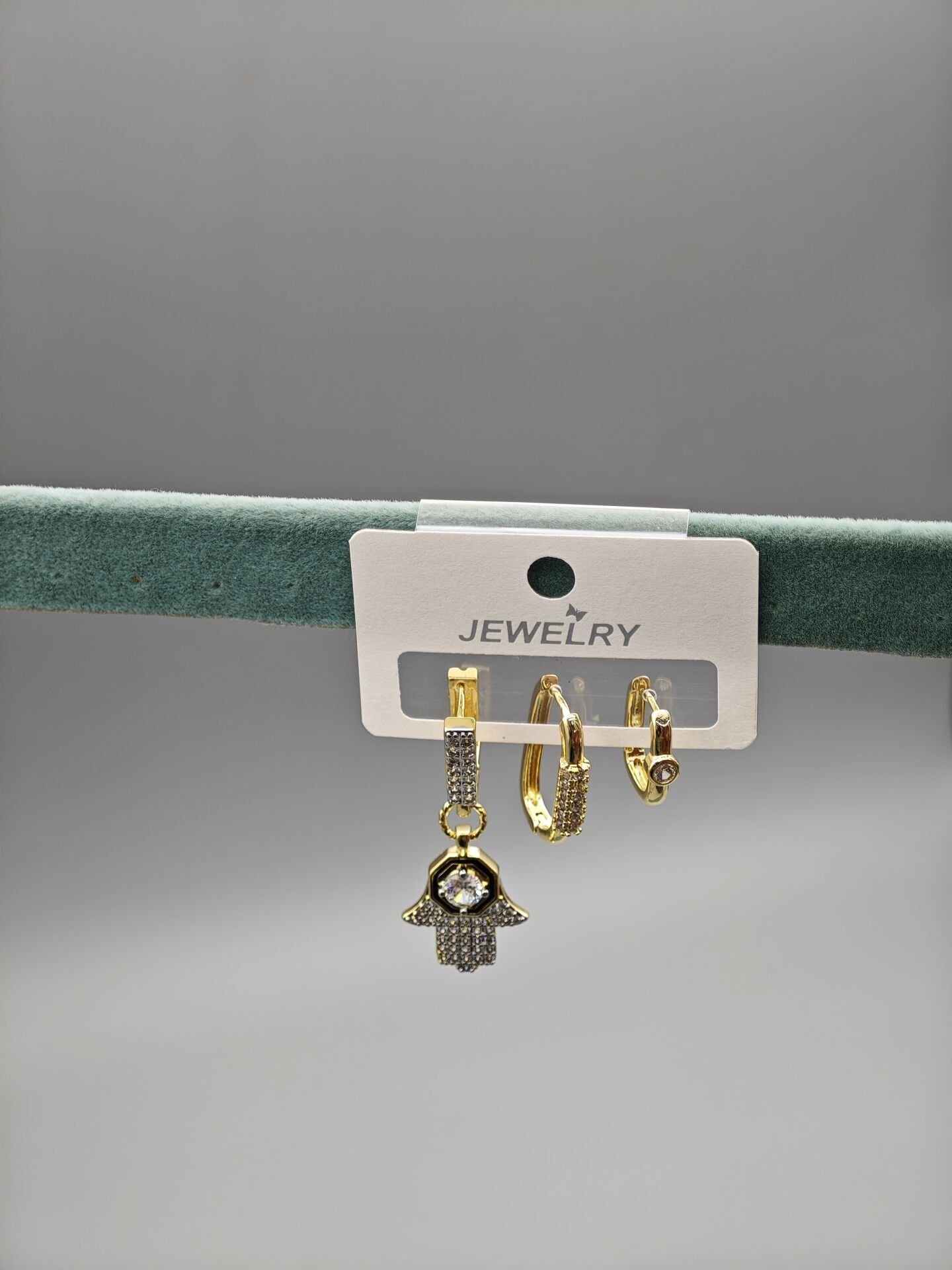 Üçlü Çelik Küpe Seti – Nazar Boncuğu ve Hamsa Detaylı Modern Kadın Küpe Kombini, Günlük ve Özel Kullanıma Uygun