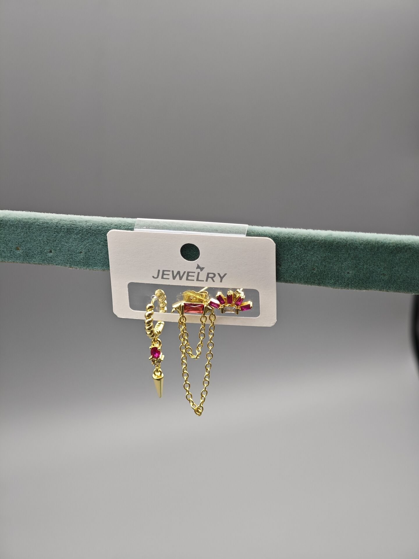 Üçlü Çelik Küpe Seti – Zincir Detaylı, Kırmızı Taşlı ve Modern Tasarım Küpe Kombini, Günlük ve Özel Kullanım İçin