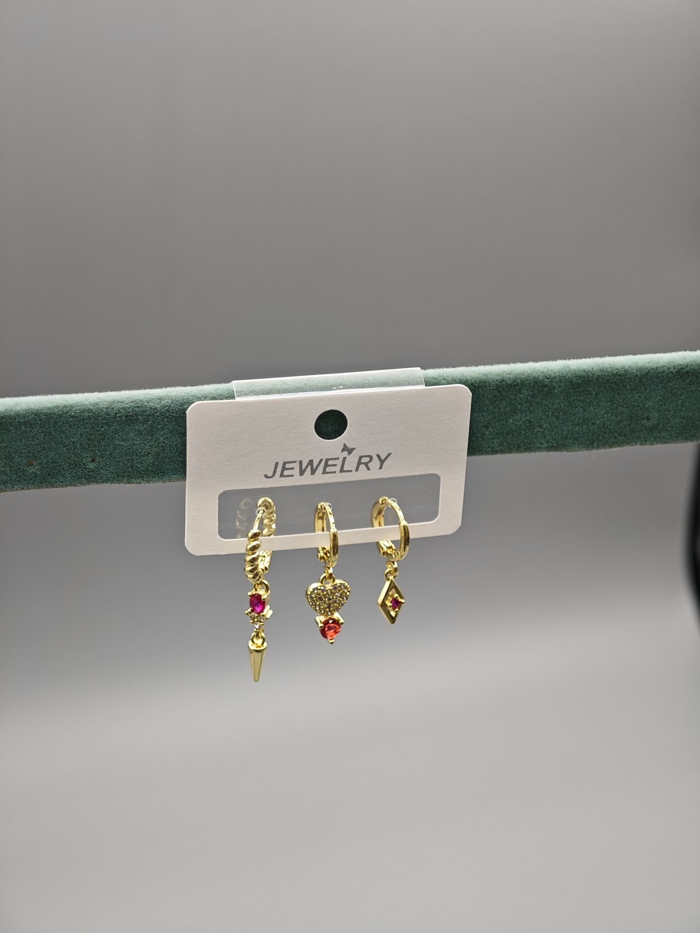 Üçlü Çelik Küpe Seti – Kırmızı Taşlı Kalp, Geometrik ve Modern Tasarım Küpe Kombini, Günlük ve Şık Kullanım İçin