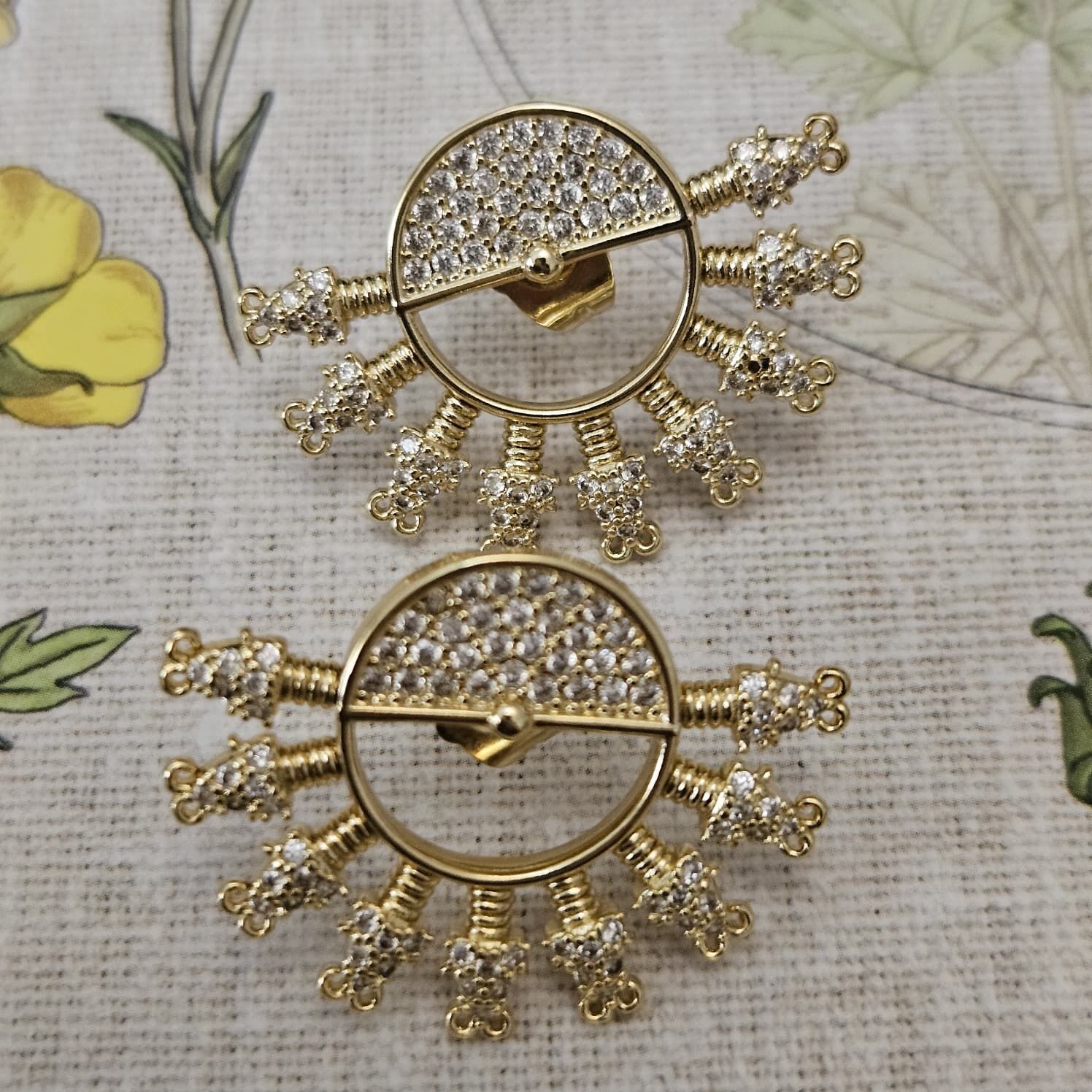 Özel Tasarım Pirinç Üzeri Altın Kaplama Küpe – Zarif ve Işıltılı Takı