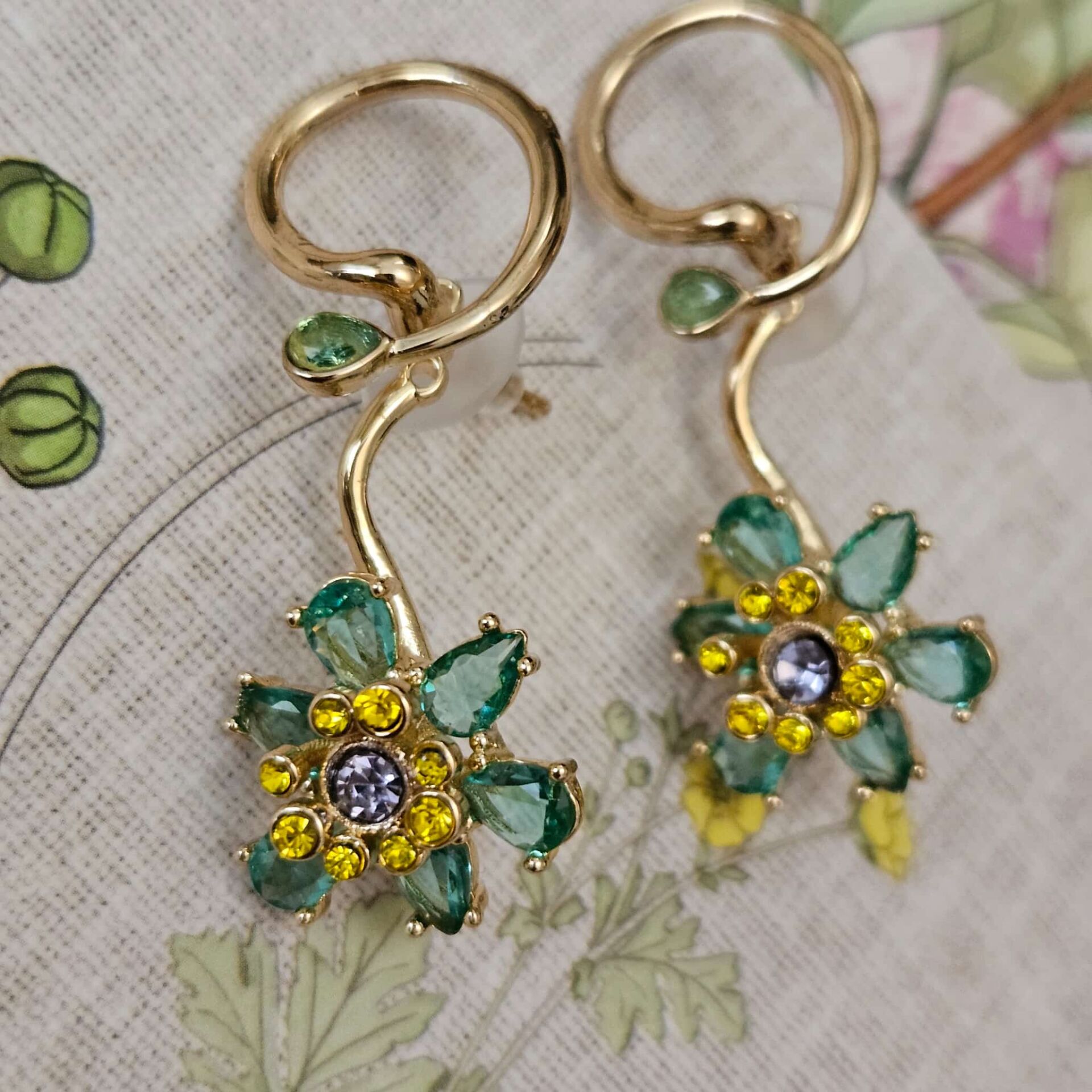 Özel Tasarım Çiçek Figürlü Pirinç Üzeri Altın Kaplama Küpe